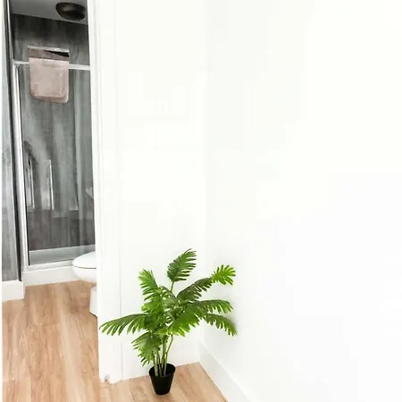 Modern -sleeps 6 - Parking