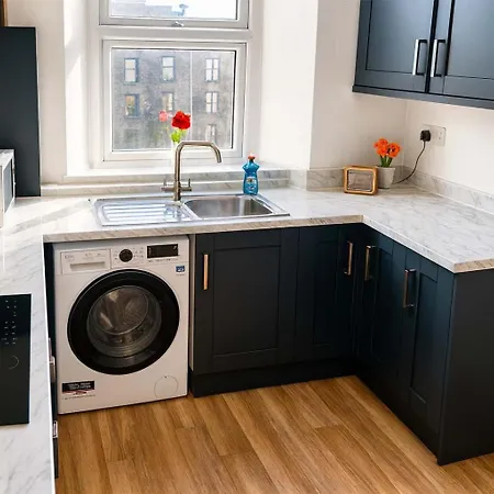 Central Modern Apartment -Sleeps 6 - Parking *