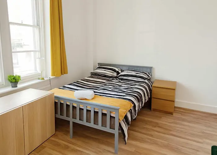 Central Modern Apartment -Sleeps 6 - Parking