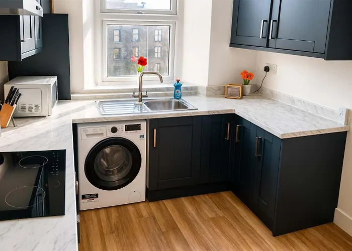 Central Modern Apartment -Sleeps 6 - Parking *